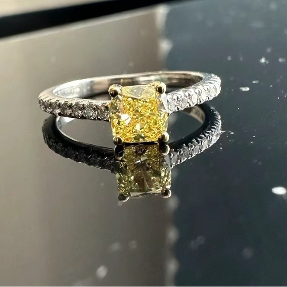 Tiffany NOVO fancy vivid yellow yellow diamond ring in .53 carat. - Picture 3 of 11